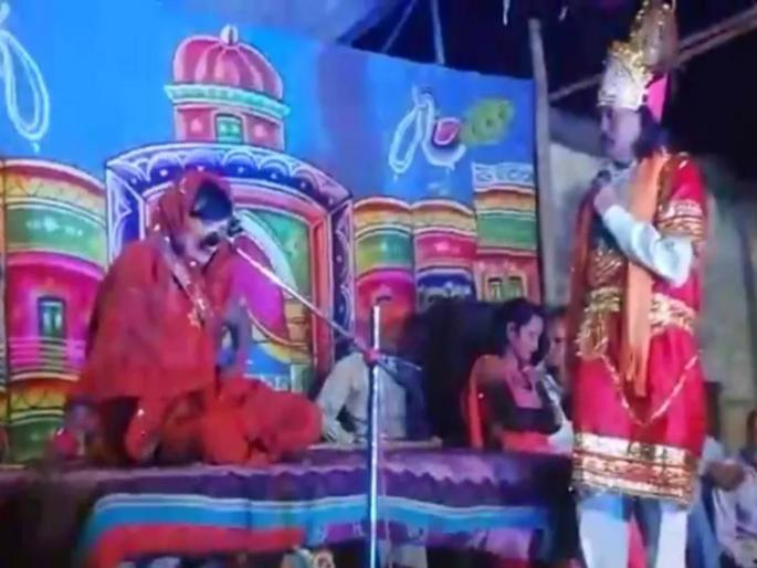 in uttar pradesh ramlila dashrath rajendra singh died on stage due to heart attack | रामलीला सुरू असताना 'राम-राम' म्हणत दशरथानं खरंच प्राण सोडला; उपस्थितांना अभिनय वाटला in uttar pradesh ramlila dashrath rajendra singh died on stage due to heart attack | रामलीला सुरू असताना 'राम-राम' म्हणत दशरथानं खरंच प्राण सोडला; उपस्थितांना अभिनय वाटला