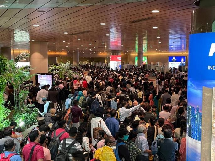 53 thousand passengers at Mumbai airport | मुंबई विमानतळावरील प्रवासी 53 हजारांवर; वीकेंडला प्रवासाला मागणी 53 thousand passengers at Mumbai airport | मुंबई विमानतळावरील प्रवासी 53 हजारांवर; वीकेंडला प्रवासाला मागणी