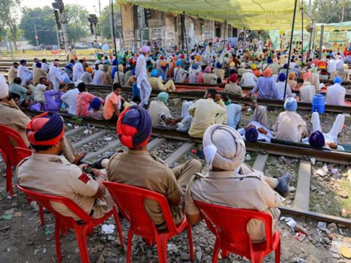 Rail roko Stir halts 210 trains North India hit hardest | शेतकऱ्यांच्या ‘रेल रोको’ला संमिश्र प्रतिसाद; दीडशे ठिकाणी निदर्शने; अनेक रेल्वेंची वाहतूक विस्कळीत