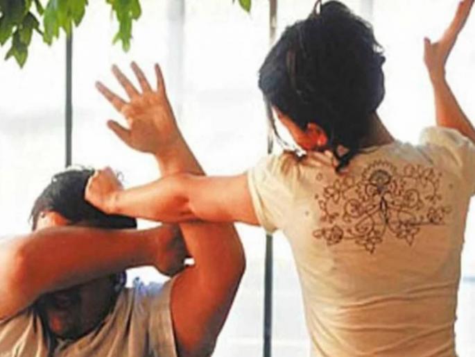 wife beats husband after caught him red handed with another woman | पतीसोबत कारमध्ये भलतीच बाई... पत्नीने केली भररस्त्यात धुलाई! wife beats husband after caught him red handed with another woman | पतीसोबत कारमध्ये भलतीच बाई... पत्नीने केली भररस्त्यात धुलाई!
