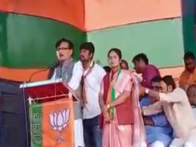 minister brijendra pratap placed his hand on the knees of bjp candidate | मुख्यमंत्री भाषण देताहेत; त्यांचे मंत्री मंचावर महिलेच्या केसातून गॉगल काढताहेत; VIDEO व्हायरल minister brijendra pratap placed his hand on the knees of bjp candidate | मुख्यमंत्री भाषण देताहेत; त्यांचे मंत्री मंचावर महिलेच्या केसातून गॉगल काढताहेत; VIDEO व्हायरल