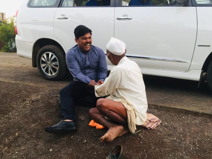 ias ramesh gholap tweet his picture sitting with elderly man in social media winning hearts online | वृद्ध व्यक्तीला रस्त्याच्या कडेला बसलेलं पाहून मराठमोळा IAS अधिकारीही कारमधून उतरला अन्... ias ramesh gholap tweet his picture sitting with elderly man in social media winning hearts online | वृद्ध व्यक्तीला रस्त्याच्या कडेला बसलेलं पाहून मराठमोळा IAS अधिकारीही कारमधून उतरला अन्...