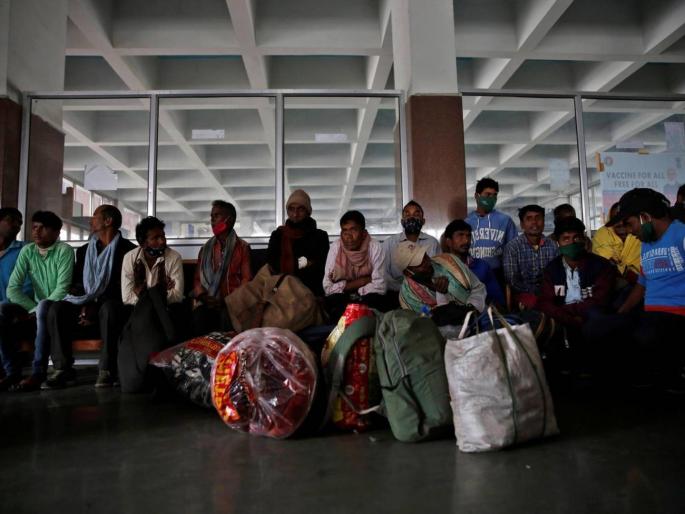 Thousands flee Kashmir Valley after terrorist start target killing | हजारो परप्रांतीयांचे काश्मीर खोऱ्यातून पलायन; दहशतवाद्यांनी हत्यांचे सत्र अवलंबल्याने घबराट Thousands flee Kashmir Valley after terrorist start target killing | हजारो परप्रांतीयांचे काश्मीर खोऱ्यातून पलायन; दहशतवाद्यांनी हत्यांचे सत्र अवलंबल्याने घबराट