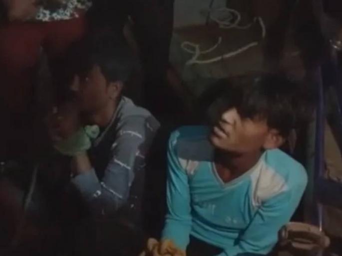 Mp shivpuri police arrest two theft from binding workshop | वर्कशॉपमधील चोऱ्यांमुळे मालक वैतागला, आखला भन्नाट प्लान; चोरांना असं रंगेहात पकडलं, वाचा... Mp shivpuri police arrest two theft from binding workshop | वर्कशॉपमधील चोऱ्यांमुळे मालक वैतागला, आखला भन्नाट प्लान; चोरांना असं रंगेहात पकडलं, वाचा...