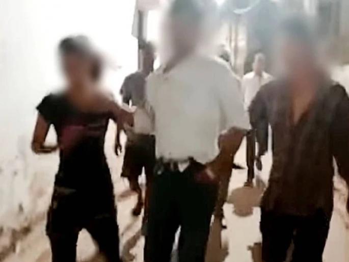 lady constable family beat the police inspector in agra | मध्यरात्री महिला शिपायाला भेटायला घरी गेला इन्स्पेक्टर; नातेवाईकांनी धू धू धुतलं lady constable family beat the police inspector in agra | मध्यरात्री महिला शिपायाला भेटायला घरी गेला इन्स्पेक्टर; नातेवाईकांनी धू धू धुतलं