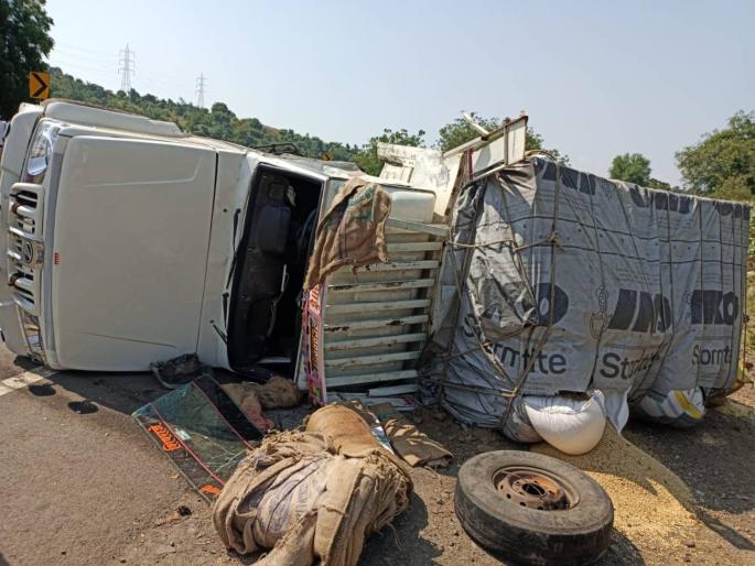 Four devotees died five injured in accident at chikhli khamgaon road | तीन वाहनांच्या विचित्र अपघातात चार भाविकांचा मृत्यू; पाच जखमी Four devotees died five injured in accident at chikhli khamgaon road | तीन वाहनांच्या विचित्र अपघातात चार भाविकांचा मृत्यू; पाच जखमी