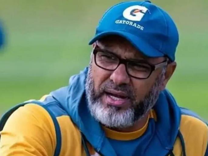 Waqar younis apologies for his reamark of mohammad rizwan offering namaz between hindus | वकार युनूस 'त्या' कमेंटमुळे तोंडावर पडला, जगभरातून टीका सहन केल्यानंतर माफीनामा सादर केला