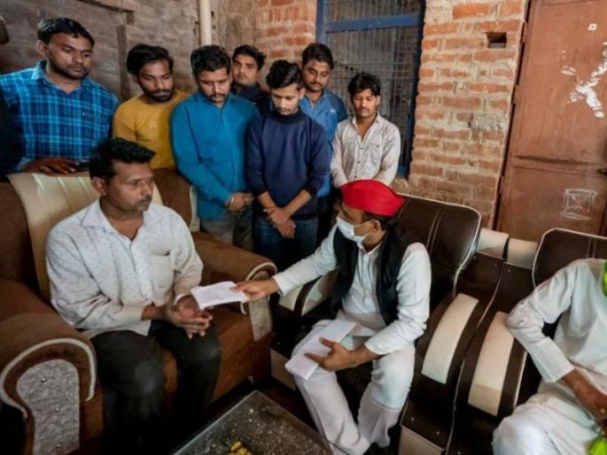 up election akhilesh yadav sofa politics know truth bjp congress etawah dengue death | प्लास्टर नसलेल्या घरात अखिलेश यादव यांना बसण्यासाठी कुठून आला नवा आलिशान सोफा? जाणून घ्या सत्य...