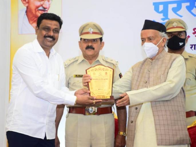 Honorary Doctorate conferred on Gulabrao Patil by the Governor | गुलाबराव पाटील यांना राज्यपालांच्या हस्ते मानद डॉक्टरेट प्रदान..