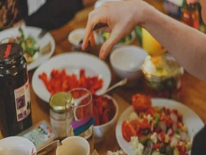 United states woman left hungry on date as partner orders food only for him | नादच खुळा! डेटवर बॉयफ्रेंडनं केलं असं काही की गर्लफ्रेंड पाहातच राहिली United states woman left hungry on date as partner orders food only for him | नादच खुळा! डेटवर बॉयफ्रेंडनं केलं असं काही की गर्लफ्रेंड पाहातच राहिली