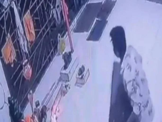 viral video thief seeks blessings before stealing donation box from temple in thane | VIDEO: देवाला नमस्कार करत चोरटा दानपेटी घेऊन पसार; सीसीटीव्हीत संपूर्ण चोरी रेकॉर्ड viral video thief seeks blessings before stealing donation box from temple in thane | VIDEO: देवाला नमस्कार करत चोरटा दानपेटी घेऊन पसार; सीसीटीव्हीत संपूर्ण चोरी रेकॉर्ड