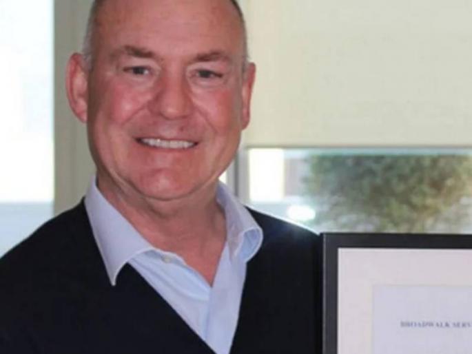 england leeds man left school at 16 now he is multi millionaire | वयाच्या १६ व्या वर्षी शिक्षण सोडलेल्या व्यक्तीनं एका वर्षात कमावले ४५० कोटी! england leeds man left school at 16 now he is multi millionaire | वयाच्या १६ व्या वर्षी शिक्षण सोडलेल्या व्यक्तीनं एका वर्षात कमावले ४५० कोटी!