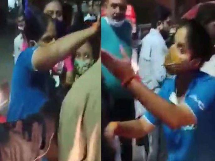 scooty sitter lady beat cab driver and misbehave with abusive language in delhi video goes viral | पुन्हा थप्पडकांड! भररस्त्यात महिलेची कॅब चालकाला मारहाण; कॉलर धरून कानशिलात लगावल्या scooty sitter lady beat cab driver and misbehave with abusive language in delhi video goes viral | पुन्हा थप्पडकांड! भररस्त्यात महिलेची कॅब चालकाला मारहाण; कॉलर धरून कानशिलात लगावल्या