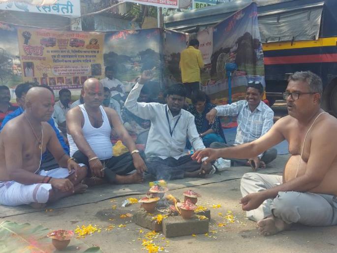 In Bhiwandi, ST employees put on the government's thirteenth | भिवंडीत एस टी कर्मचाऱ्यांनी घातले शासनाचे तेरावे In Bhiwandi, ST employees put on the government's thirteenth | भिवंडीत एस टी कर्मचाऱ्यांनी घातले शासनाचे तेरावे