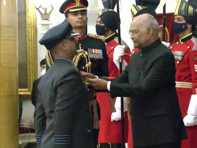 Group Captain Abhinandan Varthaman who shot down Pakistani F 16 in February 2019 to be awarded Vir Chakra today | शूरा आम्ही वंदिले! अभिनंदन यांचा मोठा सन्मान; राष्ट्रपतींच्या हस्ते वीर चक्र पुरस्कार प्रदान Group Captain Abhinandan Varthaman who shot down Pakistani F 16 in February 2019 to be awarded Vir Chakra today | शूरा आम्ही वंदिले! अभिनंदन यांचा मोठा सन्मान; राष्ट्रपतींच्या हस्ते वीर चक्र पुरस्कार प्रदान