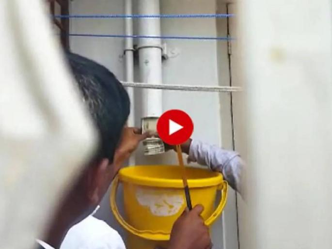 In Karnataka Cash Flows Out Of Drainage Pipe At Raid Spot As ACB Searches 60 Locations | VIDEO: ...अन् अचानक पाईपमधून निघू लागल्या नोटा; पाण्यासारखा पैसा पाहून अधिकारी चक्रावले