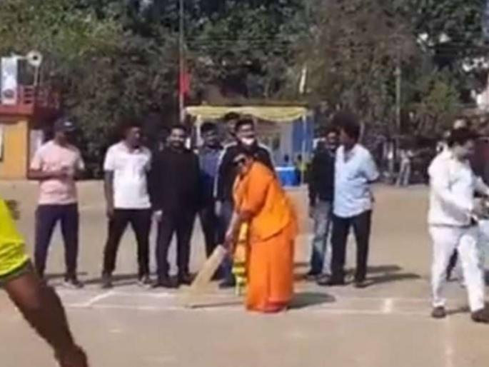 congress leader took jibe at sadhvi pragya playing cricket says research should be done on this miracle | साध्वी प्रज्ञा क्रिकेट खेळल्या, काँग्रेस नेता म्हणाला..."हे तर आठवे आश्चर्य, चमत्काराचा शोध व्हायला हवा" congress leader took jibe at sadhvi pragya playing cricket says research should be done on this miracle | साध्वी प्रज्ञा क्रिकेट खेळल्या, काँग्रेस नेता म्हणाला..."हे तर आठवे आश्चर्य, चमत्काराचा शोध व्हायला हवा"