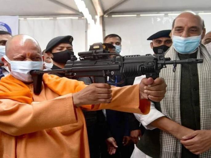 foundation stone of brahmos missile unit and drdo lab in lucknow rajnath singh cm yogi | योगी दिलदार मुख्यमंत्री, पण एका गोष्टीत खूपच कंजूष... असं का म्हणाले राजनाथ सिंह? जाणून घ्या... foundation stone of brahmos missile unit and drdo lab in lucknow rajnath singh cm yogi | योगी दिलदार मुख्यमंत्री, पण एका गोष्टीत खूपच कंजूष... असं का म्हणाले राजनाथ सिंह? जाणून घ्या...