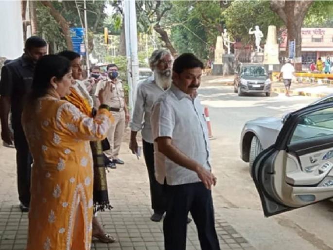 bjp mla Prasad Lad Meets Raj Thackeray in shiv tirth dadar gives invitation card for daughter marriage | Prasad Lad Meets Raj Thackeray: भाजपा आमदार प्रसाद लाड सपत्नीक 'शिवतीर्थ'वर; राज ठाकरेंच्या भेटीमागचं कारणही कळालं, वाचा... bjp mla Prasad Lad Meets Raj Thackeray in shiv tirth dadar gives invitation card for daughter marriage | Prasad Lad Meets Raj Thackeray: भाजपा आमदार प्रसाद लाड सपत्नीक 'शिवतीर्थ'वर; राज ठाकरेंच्या भेटीमागचं कारणही कळालं, वाचा...