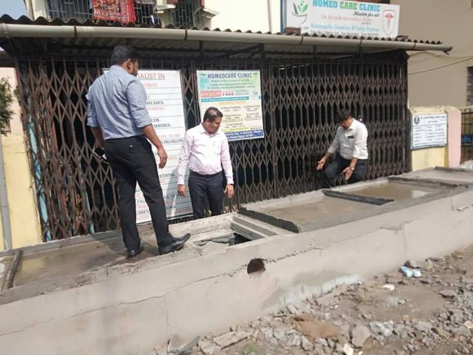 The gutters become highted and road went down on Kalyan Agra Road | अजब कारभार! गटारे झाली उंच अन् रस्ता गेला खाली; कल्याण-आग्रा रोडवरील प्रकार The gutters become highted and road went down on Kalyan Agra Road | अजब कारभार! गटारे झाली उंच अन् रस्ता गेला खाली; कल्याण-आग्रा रोडवरील प्रकार