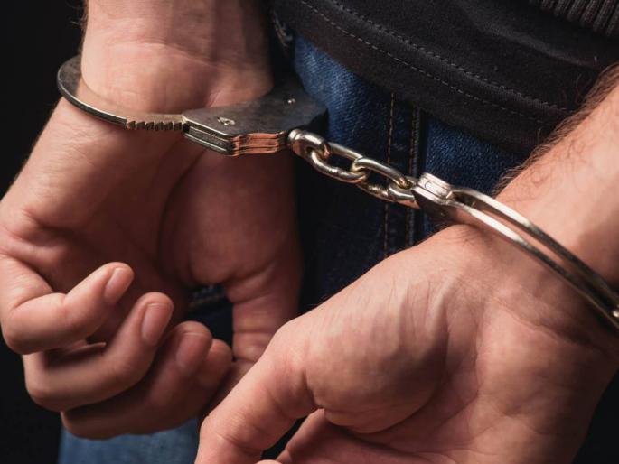 acb Seized over 1 crore at Education and Regional Department officer Anil Madanji Jadhavs residence in bandra mumbai | मुंबईत 'क्लास वन' अधिकाऱ्याच्या घरात सापडले कोटयवधीचे घबाड; ACB ची धडक कारवाई acb Seized over 1 crore at Education and Regional Department officer Anil Madanji Jadhavs residence in bandra mumbai | मुंबईत 'क्लास वन' अधिकाऱ्याच्या घरात सापडले कोटयवधीचे घबाड; ACB ची धडक कारवाई