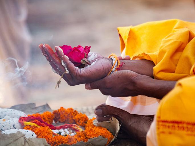 Hindus believe that salvation is attained by dying in Uttarayana, for which they offer 'this' prayer! | उत्तरायणात मृत्यू आल्याने मोक्षप्राप्ती होते अशी हिंदूंची श्रद्धा असते, त्यासाठी ते करतात 'ही' प्रार्थना! Hindus believe that salvation is attained by dying in Uttarayana, for which they offer 'this' prayer! | उत्तरायणात मृत्यू आल्याने मोक्षप्राप्ती होते अशी हिंदूंची श्रद्धा असते, त्यासाठी ते करतात 'ही' प्रार्थना!