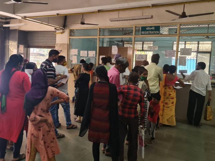Patients queue for outpatient registration at Bhayanders Pandit Bhimsen Joshi Hospital | भाईंदरच्या पंडित भीमसेन जोशी रुग्णालयात बाह्योपचाराच्या नोंदणीसाठी रुग्णांच्या रांगा Patients queue for outpatient registration at Bhayanders Pandit Bhimsen Joshi Hospital | भाईंदरच्या पंडित भीमसेन जोशी रुग्णालयात बाह्योपचाराच्या नोंदणीसाठी रुग्णांच्या रांगा