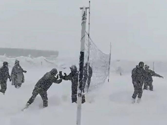 seeing the bravery of indian soldiers in the severe cold your chest will widen with pride | Indian Army Viral Video: कडाक्याच्या थंडीत भारतीय जवान खेळताहेत 'वॉली बॉल'; पाहा Video seeing the bravery of indian soldiers in the severe cold your chest will widen with pride | Indian Army Viral Video: कडाक्याच्या थंडीत भारतीय जवान खेळताहेत 'वॉली बॉल'; पाहा Video