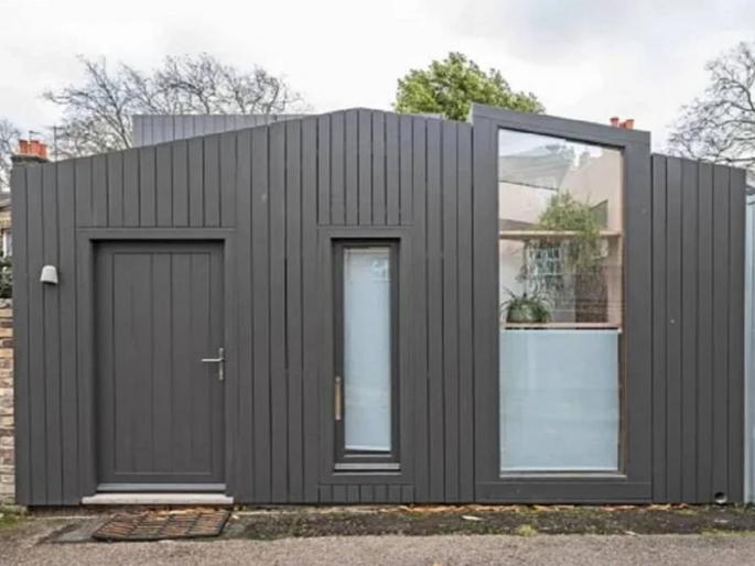 Tiny one bed home in London that looks like a shed but is on sale for above 4 crore rupees | OMG! छोट्याशा शेड हाऊसची किंमत तब्बल ४ कोटींहून अधिक, कारण ऐकून व्हाल अवाक्... Tiny one bed home in London that looks like a shed but is on sale for above 4 crore rupees | OMG! छोट्याशा शेड हाऊसची किंमत तब्बल ४ कोटींहून अधिक, कारण ऐकून व्हाल अवाक्...