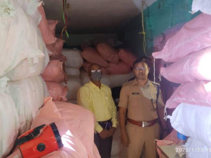 Gutka worth Rs 1.5 crore seized from Risod | रिसोड येथून दीड कोटींचा गुटखा जप्त! गुटखा किंगचे धाबे दणाणले Gutka worth Rs 1.5 crore seized from Risod | रिसोड येथून दीड कोटींचा गुटखा जप्त! गुटखा किंगचे धाबे दणाणले