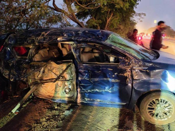 Bizarre accident on Pune-Nagar highway, 4 killed on the spot | पुणे-नगर महामार्गावर विचित्र भीषण अपघात, ४ जणांचा जागीच मृत्यू Bizarre accident on Pune-Nagar highway, 4 killed on the spot | पुणे-नगर महामार्गावर विचित्र भीषण अपघात, ४ जणांचा जागीच मृत्यू