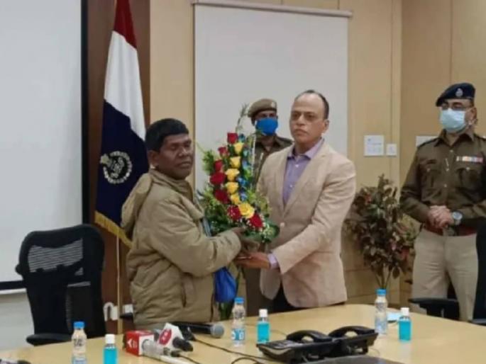 Kacha Badam is making a splash on social media groundnut seller Bhuban Badyakar charms the police officers | सोशल मीडियात धुमाकूळ घाललेल्या 'कच्चा बदाम'चे मूळ गायक भुबन यांनी पोलिसांचंही मन जिंकलं! Kacha Badam is making a splash on social media groundnut seller Bhuban Badyakar charms the police officers | सोशल मीडियात धुमाकूळ घाललेल्या 'कच्चा बदाम'चे मूळ गायक भुबन यांनी पोलिसांचंही मन जिंकलं!