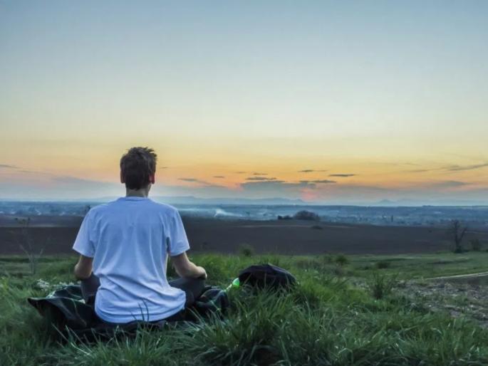 When people close to you treat you badly, do 'this' experiment, trouble will stop! | आपलीच जवळची माणसं आपल्याशी वाईट वागतात तेव्हा 'हा' प्रयोग करा, त्रास होणं थांबेल!