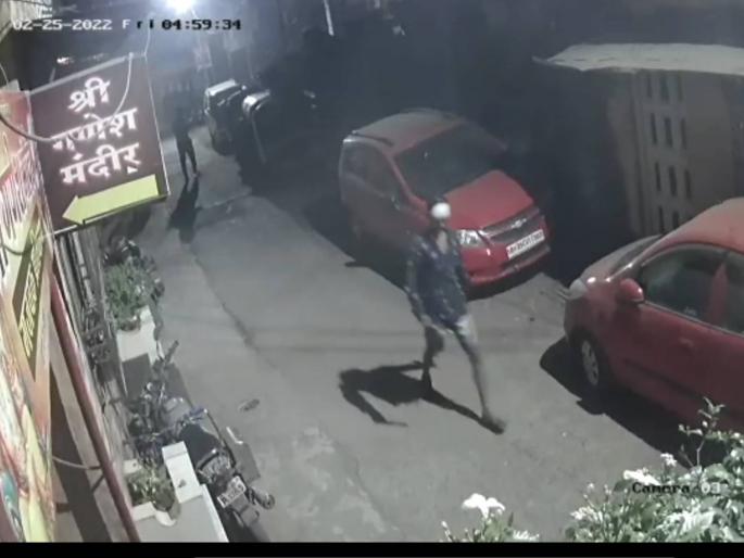 in ulhasnagar Young men carrying weapons captured on CCTV | शस्त्रं घेऊन फिरणारे तरुण सीसीटीव्ही कॅमेऱ्यात कैद; उल्हासनगरात दहशतीचं वातावरण in ulhasnagar Young men carrying weapons captured on CCTV | शस्त्रं घेऊन फिरणारे तरुण सीसीटीव्ही कॅमेऱ्यात कैद; उल्हासनगरात दहशतीचं वातावरण