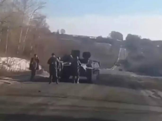Russia vs Ukraine War Watch Video Russia Ukraine War Ukrainian Man Offers Russian Troops To Tow Tank Back To Russia | Russia vs Ukraine War: रशियन टँकमधील इंधन संपले, युक्रेनच्या ड्रायव्हरने धाडस करून विचारले, पुन्हा रशियाला सोडू का? Russia vs Ukraine War Watch Video Russia Ukraine War Ukrainian Man Offers Russian Troops To Tow Tank Back To Russia | Russia vs Ukraine War: रशियन टँकमधील इंधन संपले, युक्रेनच्या ड्रायव्हरने धाडस करून विचारले, पुन्हा रशियाला सोडू का?