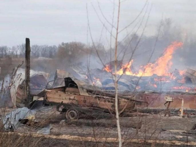 Russia vs Ukraine War rocket hit residential building while volunteer was recording video | Russia vs Ukraine War: तरुण रेकॉर्डिंग करत असताना रॉकेटनं इमारत उद्ध्वस्त; पाहा हल्ल्याचा LIVE VIDEO Russia vs Ukraine War rocket hit residential building while volunteer was recording video | Russia vs Ukraine War: तरुण रेकॉर्डिंग करत असताना रॉकेटनं इमारत उद्ध्वस्त; पाहा हल्ल्याचा LIVE VIDEO