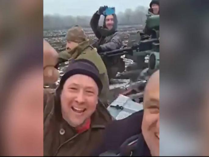 Russia vs Ukraine War Ukrainians take captured Russian tank for a joyride in viral video – WATCH | Russia vs Ukraine War: नाद खुळा! युक्रेनी नागरिकांनी रशियन टँक पळवला; फुल स्पीडमध्ये लाँग ड्राईव्हला नेला Russia vs Ukraine War Ukrainians take captured Russian tank for a joyride in viral video – WATCH | Russia vs Ukraine War: नाद खुळा! युक्रेनी नागरिकांनी रशियन टँक पळवला; फुल स्पीडमध्ये लाँग ड्राईव्हला नेला