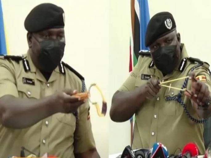 Viral post claims Ugandan police officer attacked journalist with a catapult for asking ‘irrelevant questions’, here is the truth | पत्रकारानं संदर्भहीन प्रश्न विचारला, पोलीस अधिकाऱ्यानं बेचकीनं नेम धरला अन्...; नेमकं काय घडलं? Viral post claims Ugandan police officer attacked journalist with a catapult for asking ‘irrelevant questions’, here is the truth | पत्रकारानं संदर्भहीन प्रश्न विचारला, पोलीस अधिकाऱ्यानं बेचकीनं नेम धरला अन्...; नेमकं काय घडलं?