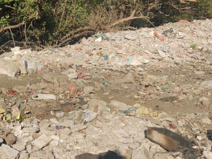 Debris filling up by Mira Bhayander Municipal Corporation Fertilizer for environmental degradation from the municipality itself | मीरा भाईंदर महापालिकेकडून डेब्रिसच्या भरणीस मोकळे रान; पालिकेकडूनच पर्यावरण ऱ्हासाला खतपाणी Debris filling up by Mira Bhayander Municipal Corporation Fertilizer for environmental degradation from the municipality itself | मीरा भाईंदर महापालिकेकडून डेब्रिसच्या भरणीस मोकळे रान; पालिकेकडूनच पर्यावरण ऱ्हासाला खतपाणी