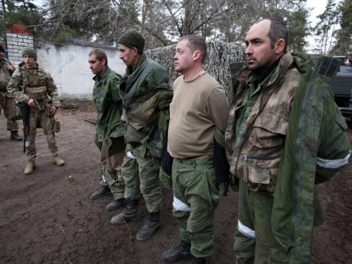 Russia vs Ukraine War Putins soldiers are looking for Ukrainian ammunition so they can shoot themselves in the leg | Russia vs Ukraine War: आम्ही युक्रेनी बंदुका शोधून स्वत:च्या पायावर गोळ्या झाडून घेतोय; रशियन सैनिकाचा आईला फोन Russia vs Ukraine War Putins soldiers are looking for Ukrainian ammunition so they can shoot themselves in the leg | Russia vs Ukraine War: आम्ही युक्रेनी बंदुका शोधून स्वत:च्या पायावर गोळ्या झाडून घेतोय; रशियन सैनिकाचा आईला फोन