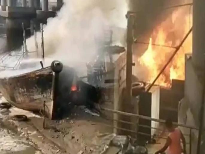 Navi Mumbai Boats seized with illegal seized gutted in fire | डिझेल तस्करीतील बोटीला आग; गुन्हे शाखेने समुद्रात केली होती कारवाई Navi Mumbai Boats seized with illegal seized gutted in fire | डिझेल तस्करीतील बोटीला आग; गुन्हे शाखेने समुद्रात केली होती कारवाई