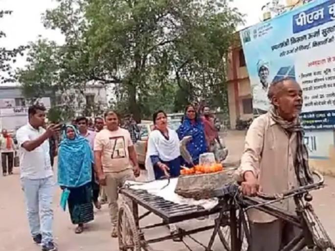 bhagwan shiv appearance in raigarh tehsil court chhattisgarh regarding illegal occupation | देवाला हजर राहण्याची नोटीस मग गावकरी चक्क शिवलिंग घेऊन पोहोचले कोर्टात! bhagwan shiv appearance in raigarh tehsil court chhattisgarh regarding illegal occupation | देवाला हजर राहण्याची नोटीस मग गावकरी चक्क शिवलिंग घेऊन पोहोचले कोर्टात!