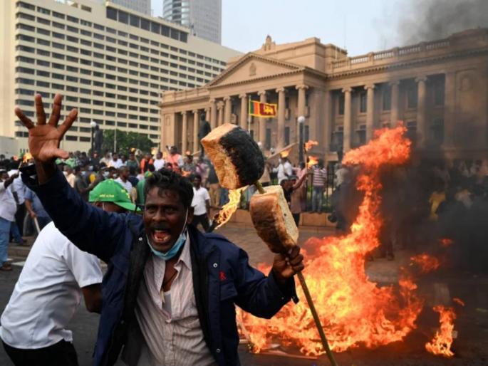 Food Shortage Amid Economic Crisis in Sri Lanka Rice Costs Rs 500 Per Kg and Sugar 290 Per Kg | साखर २९० रुपये तर तांदूळ ५०० रुपये किलो! भारताचा शेजारी श्रीलंका आर्थिक संकटाच्या खाईत Food Shortage Amid Economic Crisis in Sri Lanka Rice Costs Rs 500 Per Kg and Sugar 290 Per Kg | साखर २९० रुपये तर तांदूळ ५०० रुपये किलो! भारताचा शेजारी श्रीलंका आर्थिक संकटाच्या खाईत