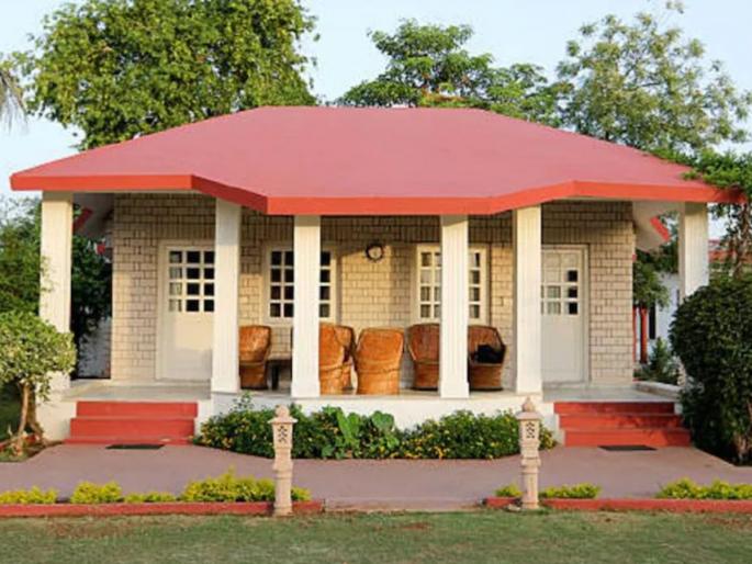 five biggest mistakes of vastu shastra of your sweet house | बेडरुममध्ये चुकूनही ठेवू नका 'या' गोष्टी; वास्तूशी निगडीत ५ चुकांचे होतात वाईट परिणाम five biggest mistakes of vastu shastra of your sweet house | बेडरुममध्ये चुकूनही ठेवू नका 'या' गोष्टी; वास्तूशी निगडीत ५ चुकांचे होतात वाईट परिणाम