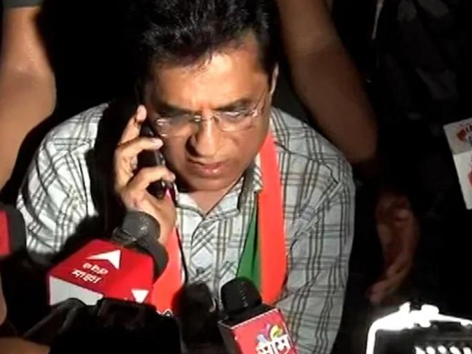 Kirit somaiyas agitation in front of dapoli police station refusal to lodge fir with police | "माझी हत्या करण्याचा कट, घातपात होणार हे पोलिसांनीच सांगितलं", किरीट सोमय्यांचा गंभीर आरोप Kirit somaiyas agitation in front of dapoli police station refusal to lodge fir with police | "माझी हत्या करण्याचा कट, घातपात होणार हे पोलिसांनीच सांगितलं", किरीट सोमय्यांचा गंभीर आरोप