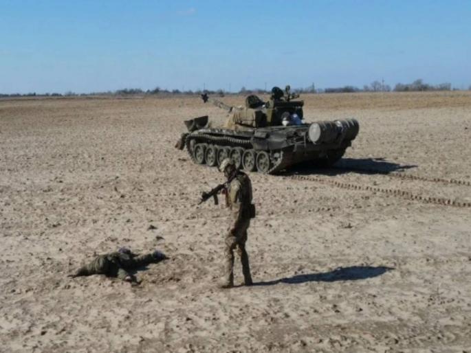 Russia vs Ukraine War Russian tank driver surrenders in return for 7500 pounds and Ukraine citizenship | Russia vs Ukraine War: टँक घ्या, साडे सात लाख अन् युक्रेनचं नागरिकत्व द्या; रशियन सैनिकाची ऑफर, पुतीन यांना धक्का Russia vs Ukraine War Russian tank driver surrenders in return for 7500 pounds and Ukraine citizenship | Russia vs Ukraine War: टँक घ्या, साडे सात लाख अन् युक्रेनचं नागरिकत्व द्या; रशियन सैनिकाची ऑफर, पुतीन यांना धक्का