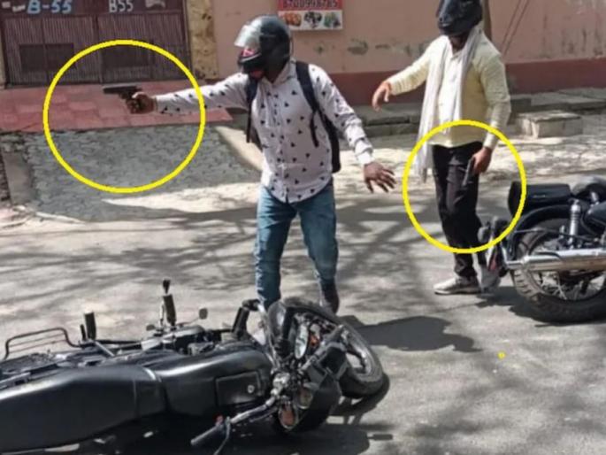 25 lakh looted from petrol pump workers in ghaziabad uttar pradesh | भर रस्त्यात पिस्तुल रोखून २५ लाखांची लूट, अखिलेश यादव यांनी थेट फोटोच दाखवला! 25 lakh looted from petrol pump workers in ghaziabad uttar pradesh | भर रस्त्यात पिस्तुल रोखून २५ लाखांची लूट, अखिलेश यादव यांनी थेट फोटोच दाखवला!