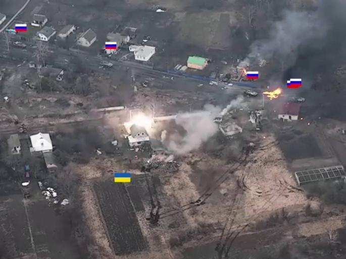 Russia vs Ukraine War Incredible moment single Ukrainian tank takes on entire Russian convoy | Russia vs Ukraine War: महापराक्रम! युक्रेनचा एक टँक रशियाच्या संपूर्ण तुकडीवर भारी; वाहनं उद्ध्वस्त, सैनिक पळाले Russia vs Ukraine War Incredible moment single Ukrainian tank takes on entire Russian convoy | Russia vs Ukraine War: महापराक्रम! युक्रेनचा एक टँक रशियाच्या संपूर्ण तुकडीवर भारी; वाहनं उद्ध्वस्त, सैनिक पळाले