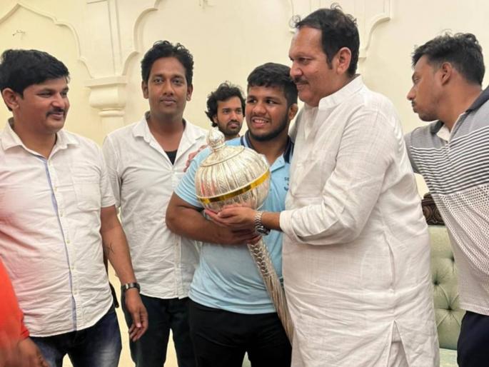 Maharashtra Kesari gets Prithviraj Patil lakhs of prizes and bullet bike | ‘महाराष्ट्र केसरी’ पृथ्वीराज पाटीलवर बक्षिसांचा वर्षाव, बुलेट अन् लाखोंची रोख रक्कम! Maharashtra Kesari gets Prithviraj Patil lakhs of prizes and bullet bike | ‘महाराष्ट्र केसरी’ पृथ्वीराज पाटीलवर बक्षिसांचा वर्षाव, बुलेट अन् लाखोंची रोख रक्कम!