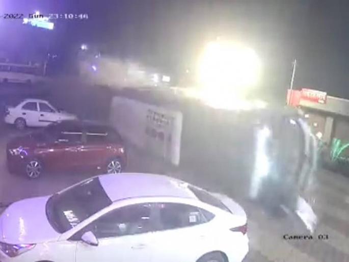 luxury bus overturned after hitting the car 25 passengers injured | भीषण! कारला धडकून लक्झरी बस पलटली; हॉटेलच्या पार्किंगमध्ये घुसली, २५ प्रवासी जखमी luxury bus overturned after hitting the car 25 passengers injured | भीषण! कारला धडकून लक्झरी बस पलटली; हॉटेलच्या पार्किंगमध्ये घुसली, २५ प्रवासी जखमी